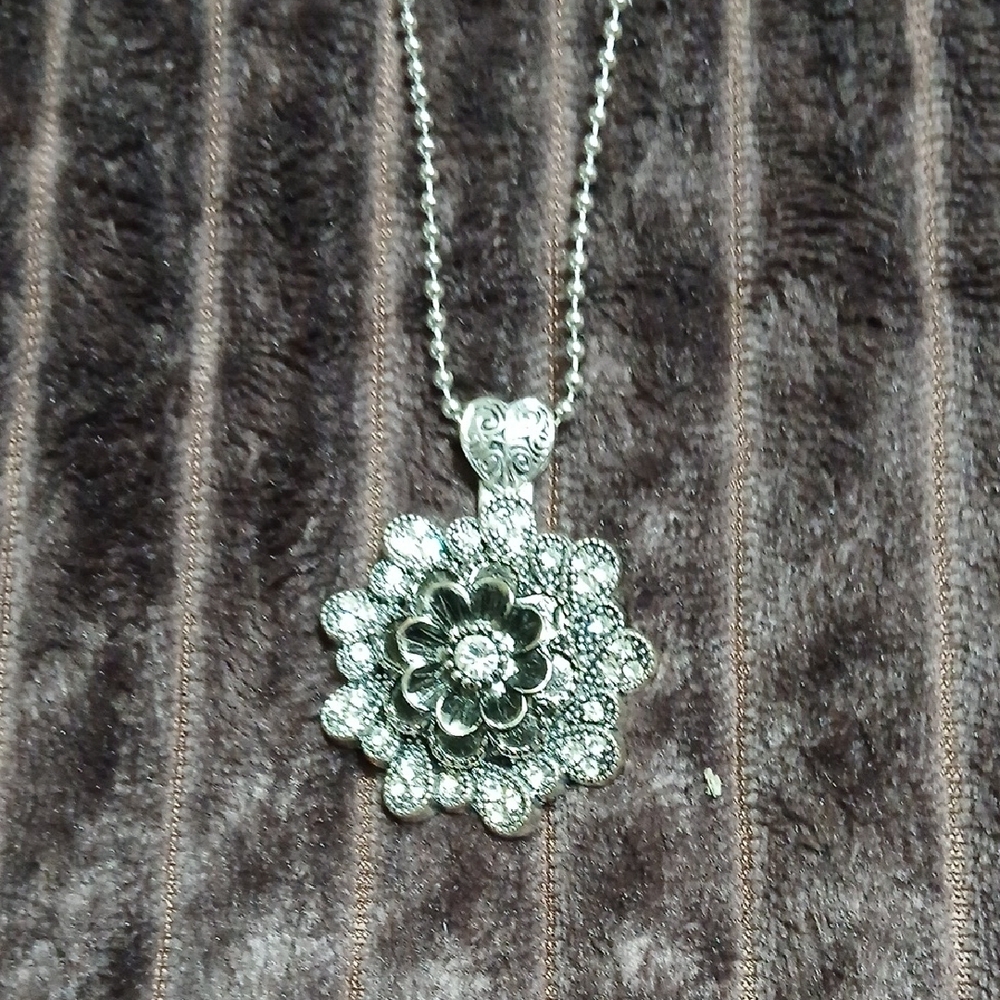 GINGER SNAP Elegant Silver Floral Pendant Necklace